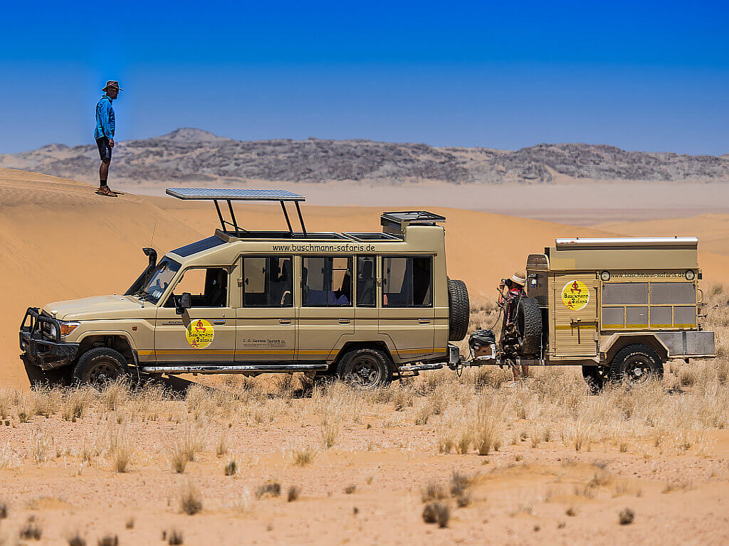 Land Cruiser in den-Dünen